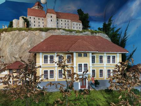 Nekdanja šola in pogled na Višnjanski grad